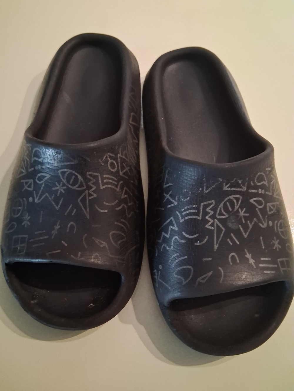 Woman 9.5-10 Black Graphic Slide Sandals